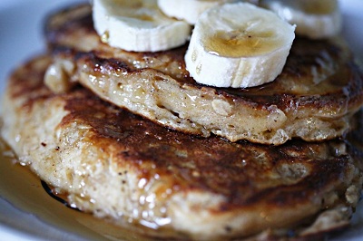 Pancakes protéinés avec avoine en poudre, flocons d'avoines, whey, banane.