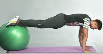 Exercices abdominaux Tibia avec un swiss ball